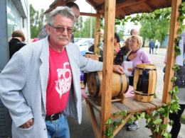 Henryk Bek ma za sobą pierwszą w życiu produkcję wina. - Nie był to najbardziej wytrawny trunek jaki piłem, ale z pomocą rodziny i znajomych udało się opróżnić butelki - śmieje się mieszkaniec Winowa.