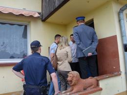 Właściciel domu podczas eksmisji rzucił się na policję z kosą i siekierą.