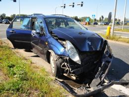Ford zderzył się z autokarem, jedna osoba ranna
