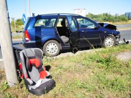 Ford zderzył się z autokarem, jedna osoba ranna