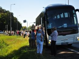 Ford zderzył się z autokarem, jedna osoba ranna