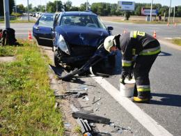 Ford zderzył się z autokarem, jedna osoba ranna