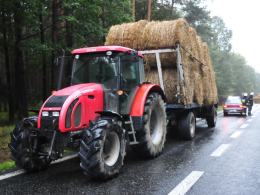 Autokar uderzył w przyczepę ze słomą