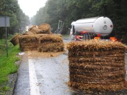 Autokar uderzył w przyczepę ze słomą