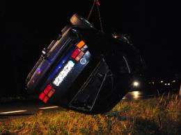 Volkswagen wypadł z drogi i dachował
