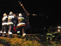 Volkswagen wypadł z drogi i dachował