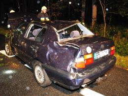 Volkswagen wypadł z drogi i dachował