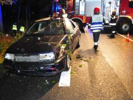 Volkswagen wypadł z drogi i dachował