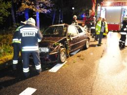 Volkswagen wypadł z drogi i dachował