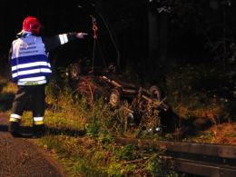 Volkswagen wypadł z drogi i dachował