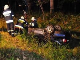 Volkswagen wypadł z drogi i dachował