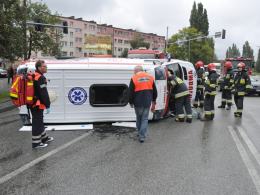 Karetka zderzyła się z autobusem MZK