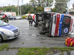 Karetka zderzyła się z autobusem MZK
