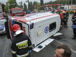 Karetka zderzyła się z autobusem MZK