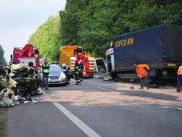 Czołowe zderzenie fiata pandy z ciężarówką