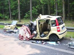 Czołowe zderzenie fiata pandy z ciężarówką