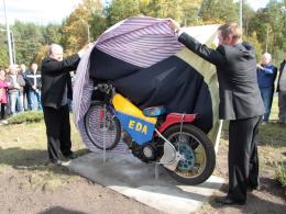Jerzy Szczakiel ma w Opolu swoje rondo a na nim motocykl