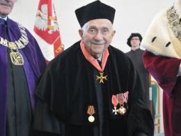 Profesor honorowy UO Bolesław Gleichgewicht.