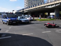 Kierowca audi zderzył się na rondzie ze skuterem