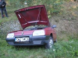 Zderzenie dwóch aut pod Dzikowem. Oba wylądowały w rowie.