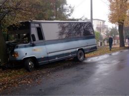 Autobus uderzył w drzewo, 6 osób trafiło do szpitala