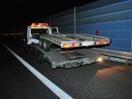 Zasnął za kierownicą na autostradzie, uderzył w lawetę