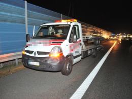 Zasnął za kierownicą na autostradzie, uderzył w lawetę