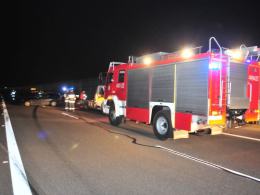 Zasnął za kierownicą na autostradzie, uderzył w lawetę