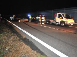 Zasnął za kierownicą na autostradzie, uderzył w lawetę