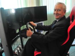 Andrzej Leszczyński, dyrektor szkoły, przymierza się do jednego z dwóch symulatorów jazdy. Te urządzenia zamontowano z kolei w pracowni ruchu drogowego CKP.(Fot: Dżacheć)