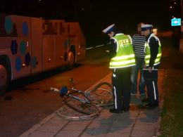 W Skarbiszowie rowerzysta wjechał pod autobus