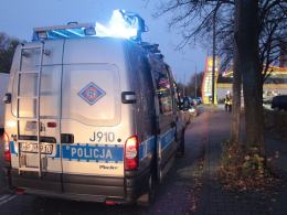 Kierowca mazdy potrącił kobietę i odjechał