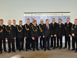 Sekcyjny Tomasz Durejko z Nysy pomógł ratować pasażerów żaglówki.(pierwszy z prawej).