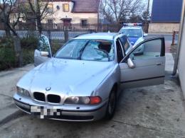 Kierowca BMW uciekł z miejsca zdarzenia, a auto porzucił na jednej z posesji.(Fot: Seeb)