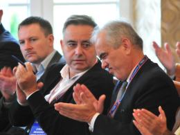 Poparcia Korzeniowskiemu udzieliło 199 delegatów. Wśród nich Tadeusz Jarmuziewicz, przez wielu wskazywany jako jedyny możliwy kontrkandydat do fotela szefa opolskiej PO.