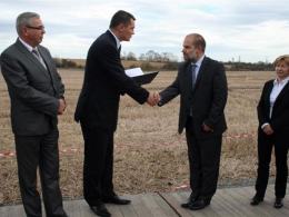 W przekazaniu terenu pod budowę brał udział wicemarszałek Tomasz Kostuś.