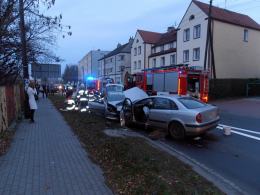 Trzy osoby ranne po czołowym zderzeniu w Niemodlinie