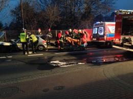 Trzy osoby ranne po czołowym zderzeniu w Niemodlinie