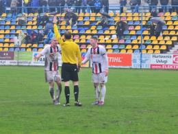 Tomasz Wawrzyniak i Sebastian Deja w gorącej dyskusji z arbitrem na temat spalonego w 75 minucie.