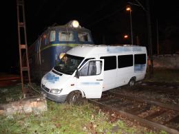 Kierowca busa wjechał wprost pod pociąg towarowy
