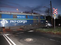 Kierowca busa wjechał wprost pod pociąg towarowy