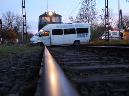 Kierowca busa wjechał wprost pod pociąg towarowy