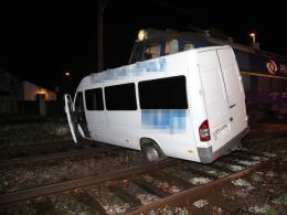 Kierowca busa wjechał wprost pod pociąg towarowy