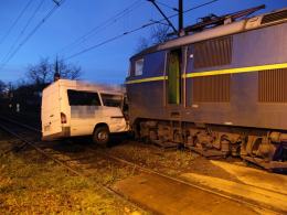 Kierowca busa wjechał wprost pod pociąg towarowy
