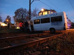 Kierowca busa wjechał wprost pod pociąg towarowy