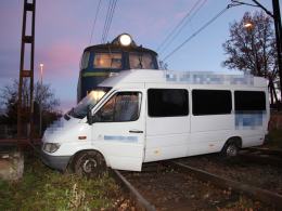 Kierowca busa wjechał wprost pod pociąg towarowy