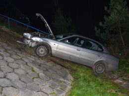 Zasnął za kierownicą i uderzył w nasyp na autostradzie
