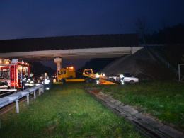 Zasnął za kierownicą i uderzył w nasyp na autostradzie