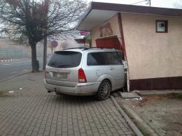 W Byczynie kierowca wjechał w budynek