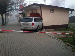 W Byczynie kierowca wjechał w budynek